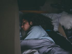 É possível ter qualidade de sono durante a noite inteira. Confira algumas dicas para dormir bem