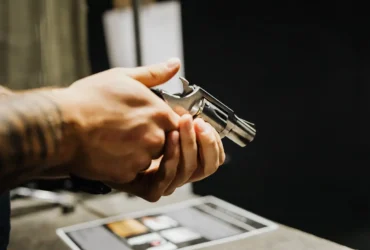 revolver na mão inox